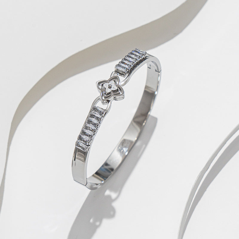 Bracciale Minimalista in Acciaio Inossidabile da Donna con Placcatura in Acciaio al Titanio e Intarsio di Strass a Forma Geometrica Ovale
