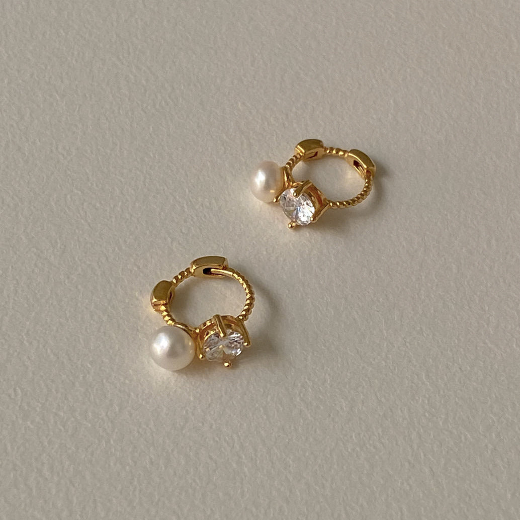 Orecchini a perno geometrici a lettera con perla e zirconi in argento sterling 925 placcato oro stile minimalista