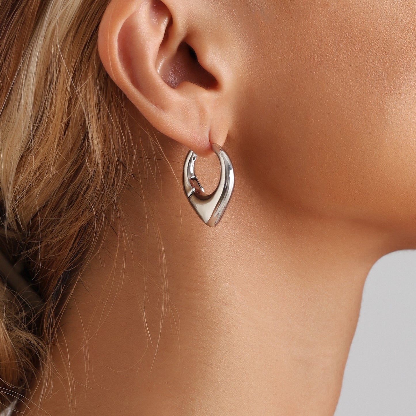 Punk Minimalist Hollow Heart-Shaped Geometric Hoop Earrings for Women with Polished Metal Finish and Electroplated Surface