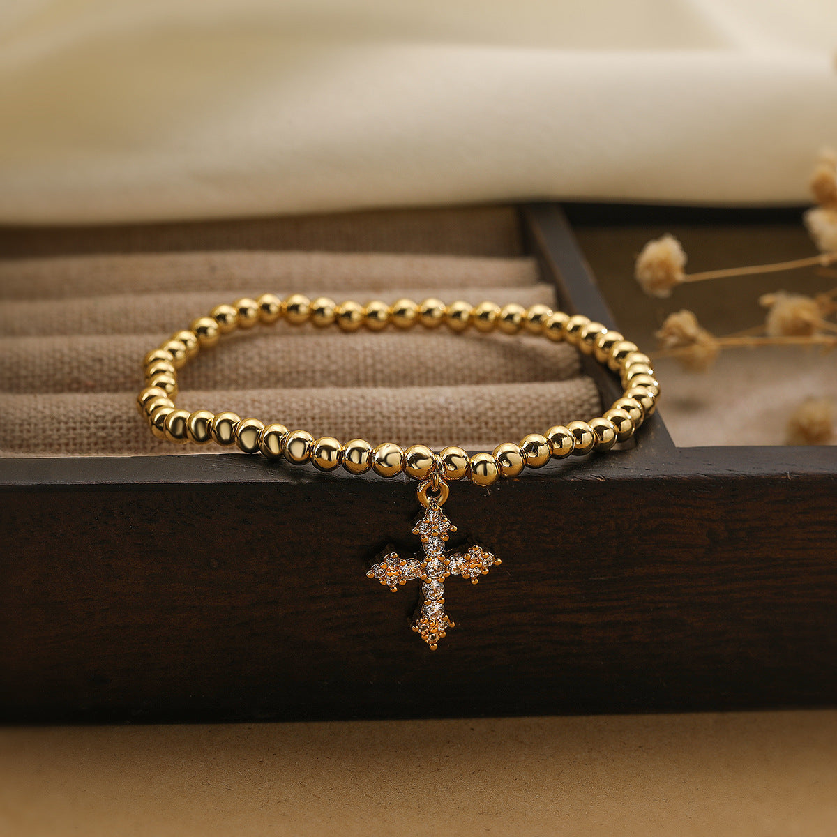 Pulsera de cobre con colgante de cruz geométrica minimalista para mujer con detalles de circonia micropavé