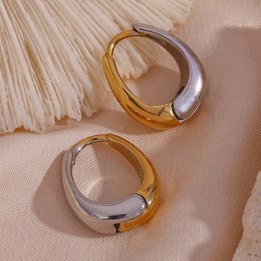 Pendientes minimalistas geométricos chapados en oro de 18 quilates de acero inoxidable con forma de pera pequeña para mujer