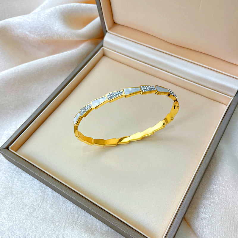 Bracciale minimalista in titanio e acciaio placcato oro rosa con intarsio in strass e design dalla forma irregolare