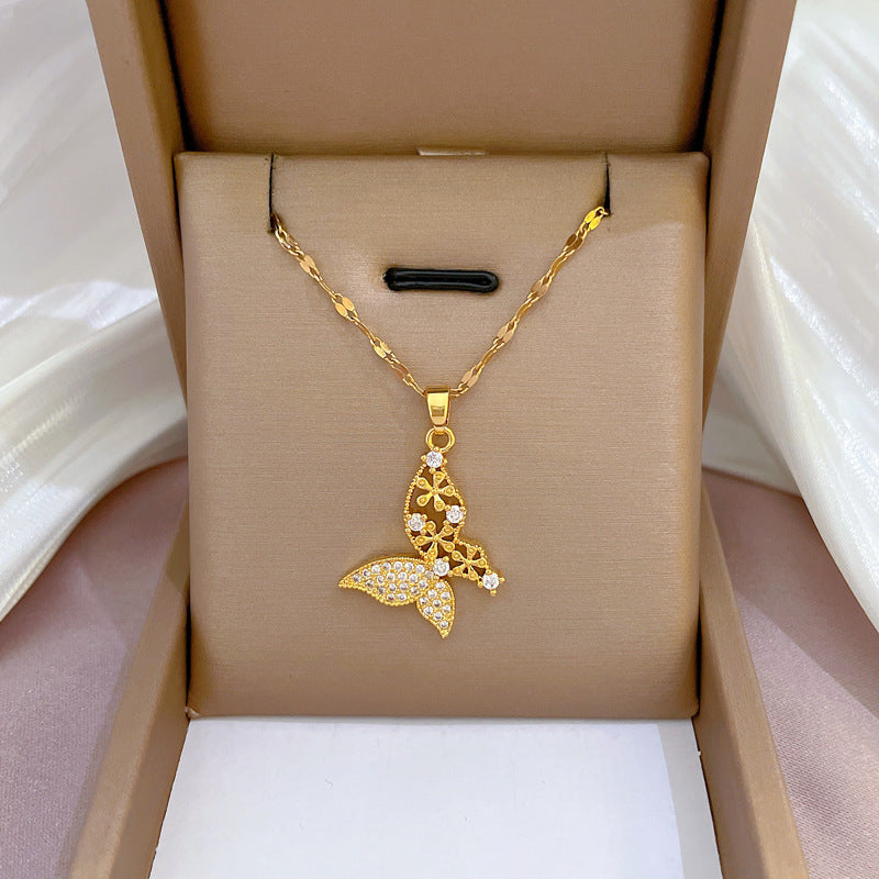 Collana con Pendente a Farfalla in Acciaio al Titanio di Lusso con Strass Micro-Incastonati, Delicata Catenina per Clavicola da Donna