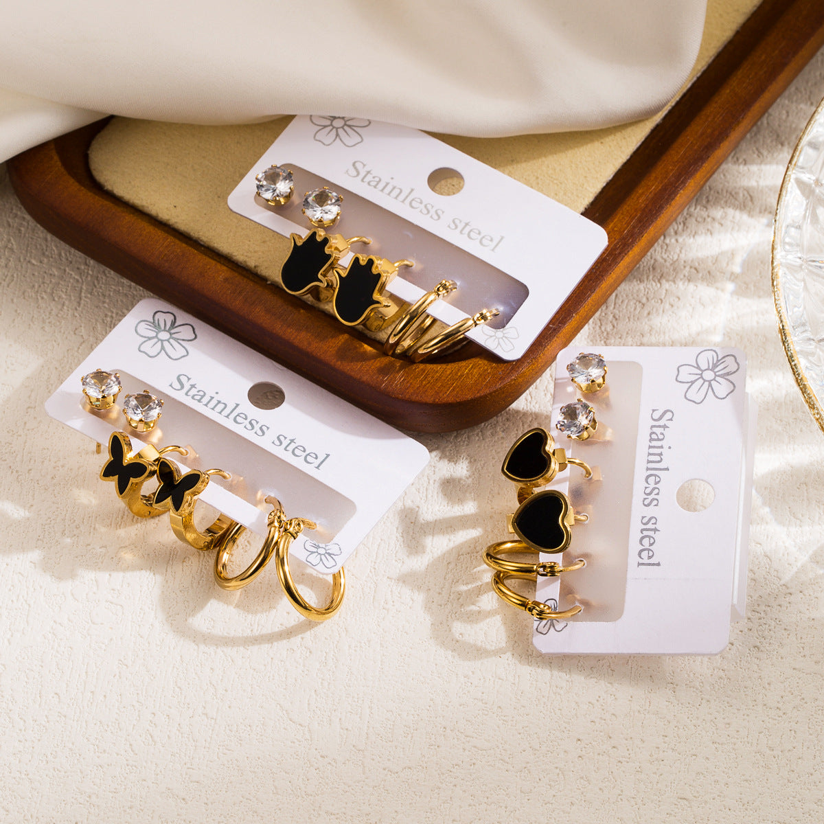 Pendientes de acero inoxidable pequeños con forma de corazón, dulces y atrevidos, con incrustaciones de diamantes de imitación para mujer