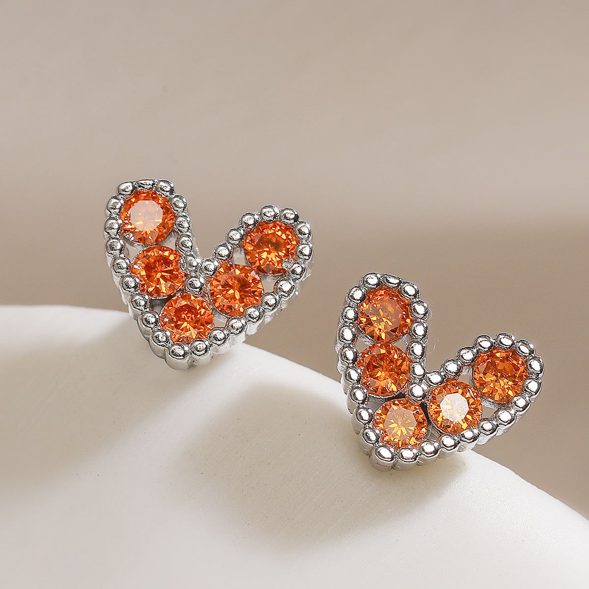 Orecchini a perno da donna minimalisti a forma di cuore, placcati in rame dorato e zirconi con incastonatura micro-pavé