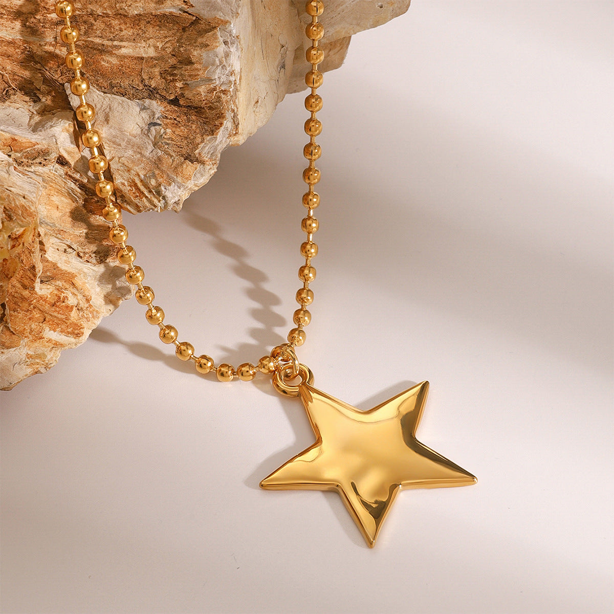 Collar Minimalista Chapado en Acero de Titanio con Diseño Geométrico en Forma de Estrella para Mujer