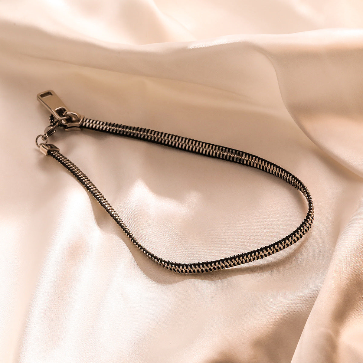 Collana con Pendente Geometrico Minimalista da Donna con Catena in Acciaio al Titanio e Placcatura in Oro 18K