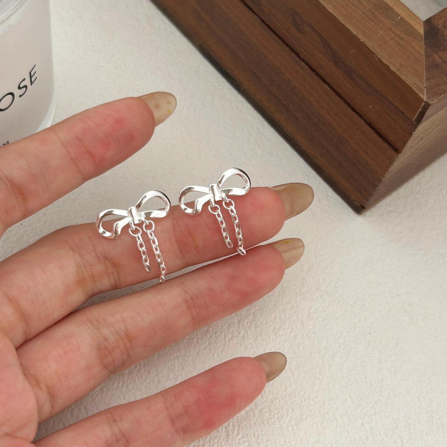 Pendientes Minimalistas de Lazo Chapados en Plata de Ley 925