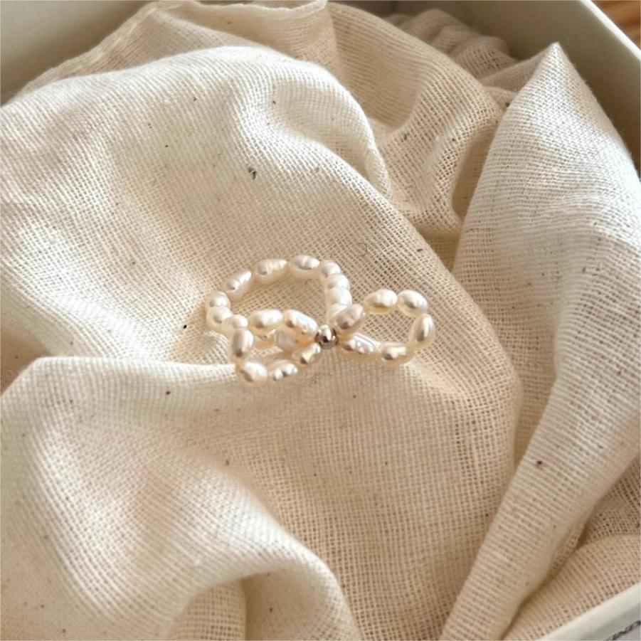 Dulce Anillo Minimalista Hecho a Mano con Perla de Agua Dulce y Lazo Geométrico de Plata de Ley 925