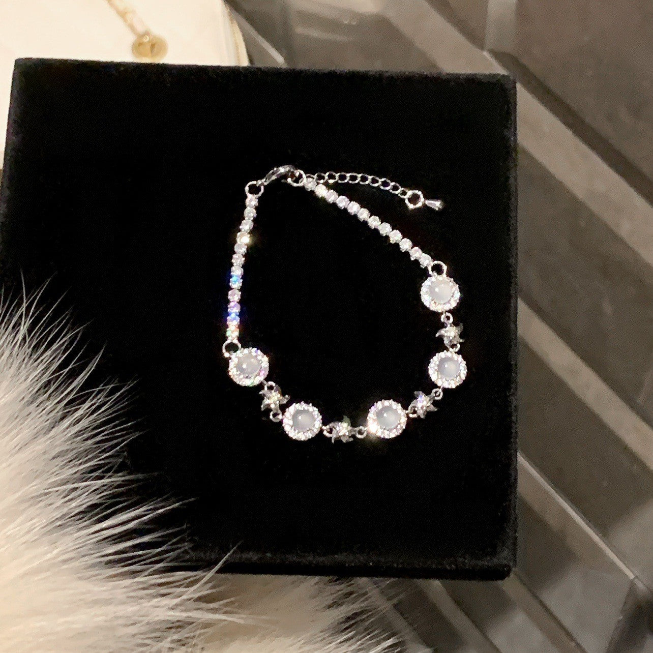 Elegante bracciale da donna con fiore geometrico e accenti in zircone, in rame placcato, stile trendy da ufficio, gioiello versatile e lussuoso per la mano