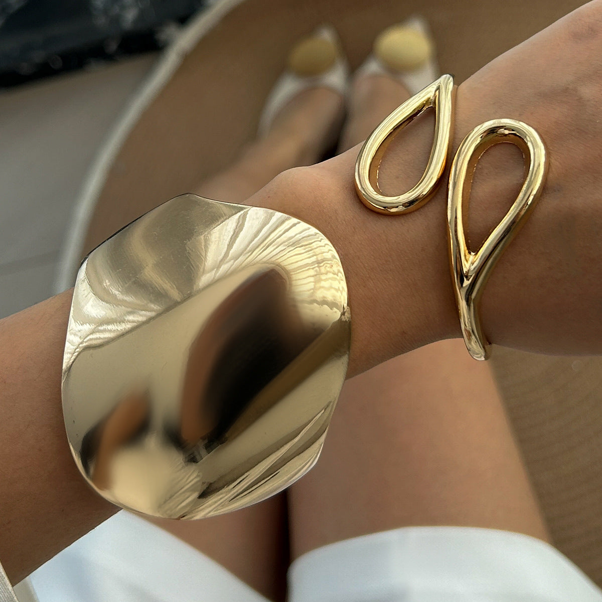 Pulsera de brazalete abierto con acabado de espejo, geométrica minimalista y vanguardista de aleación con baño.