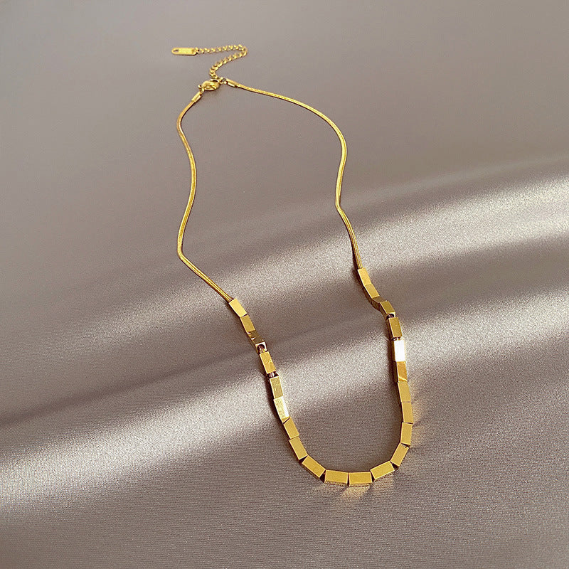 Collar minimalista de acero de titanio chapado en oro de 18 quilates con colgante geométrico cuadrado y cadena de serpiente para mujer