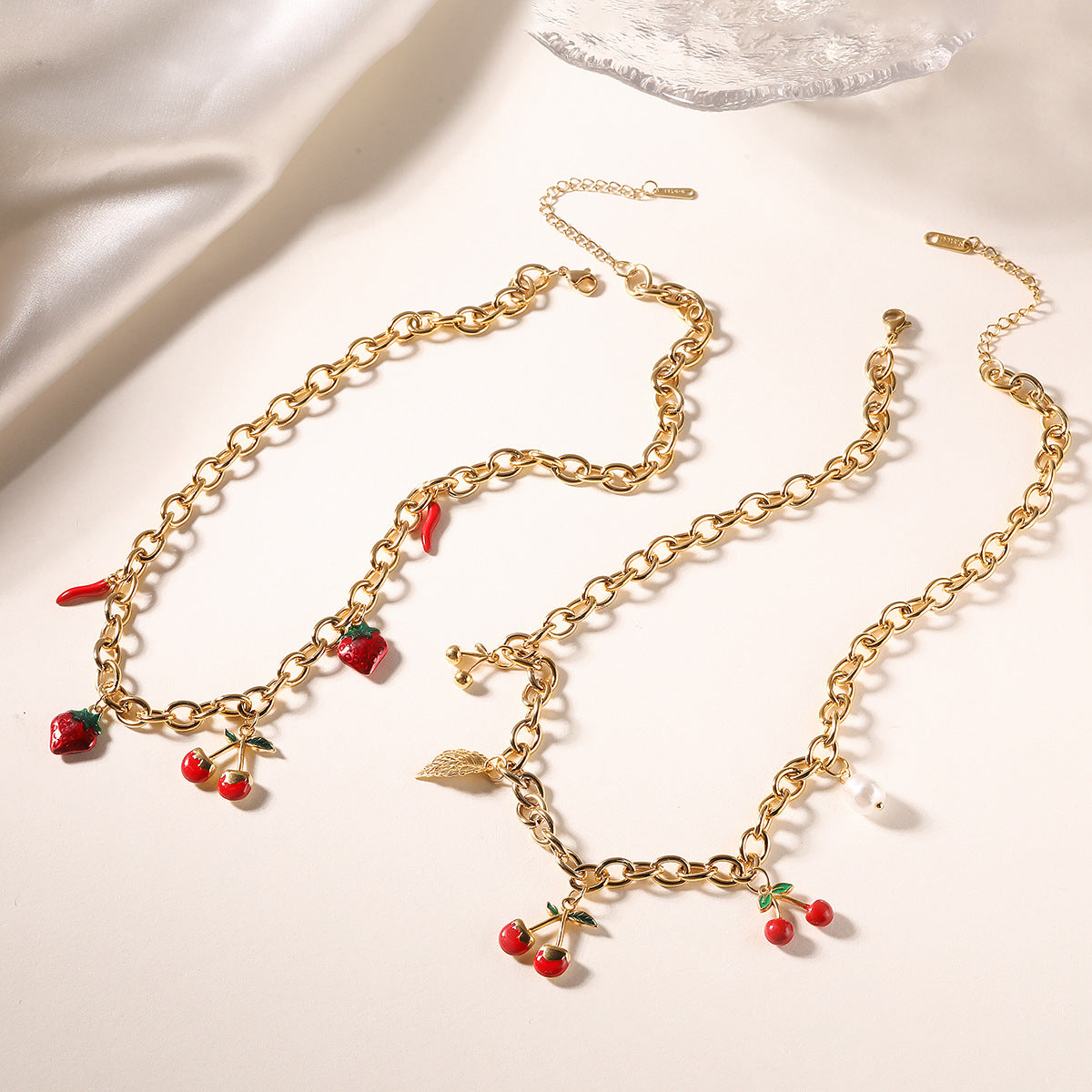Collar Minimalista con Colgante de Cereza y Fresa para Mujer con Chapado en Oro de 18K sobre Acero Inoxidable