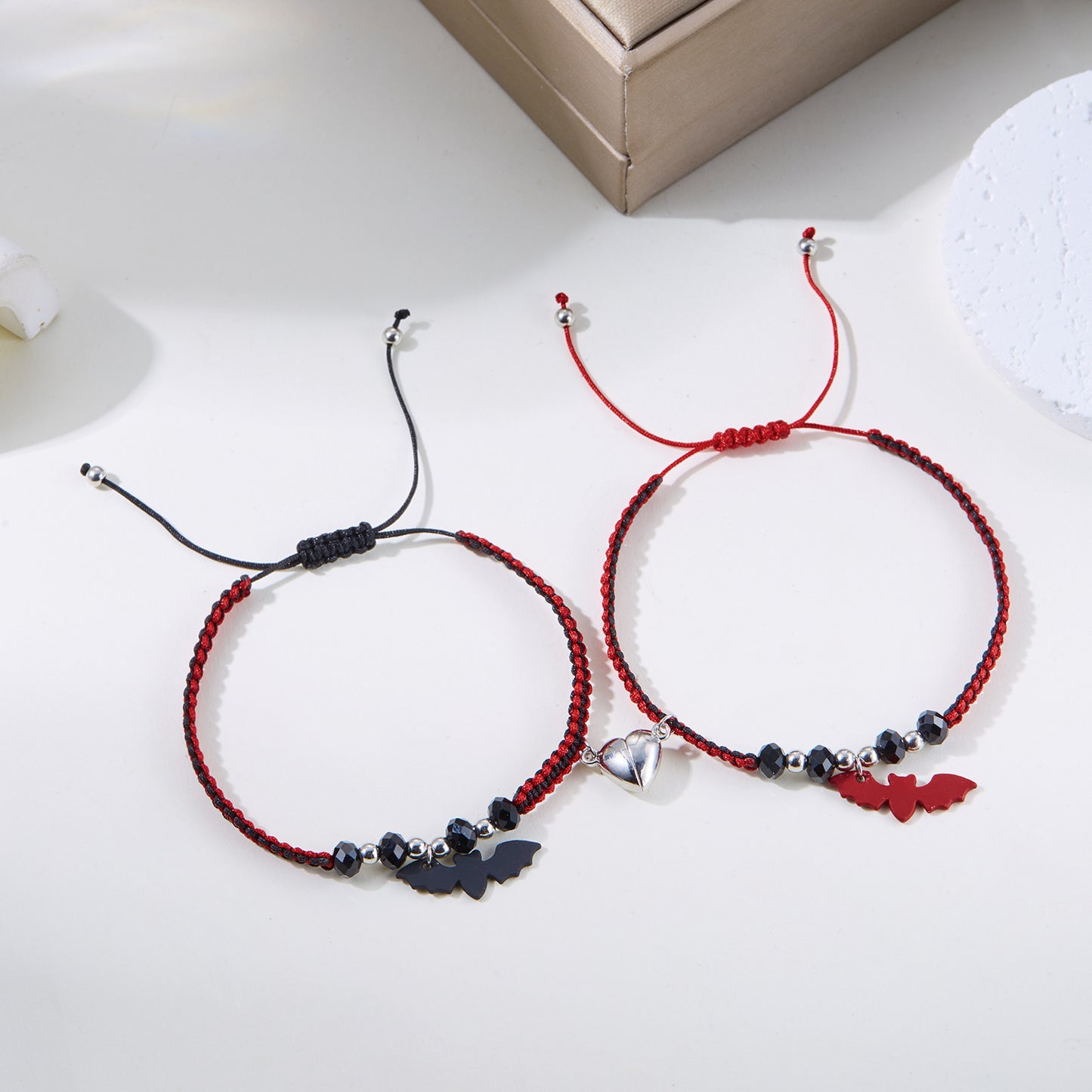 Bracciale di coppia magnetico intrecciato a tema Halloween con ragno e pipistrello e design a forma di cuore per uomo e donna