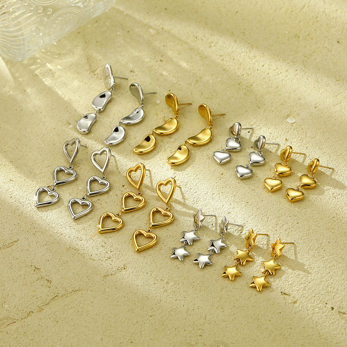 Pendientes de tuerca de acero de titanio chapados en oro de 18 quilates con diseño geométrico en forma de corazón y estrella vintage