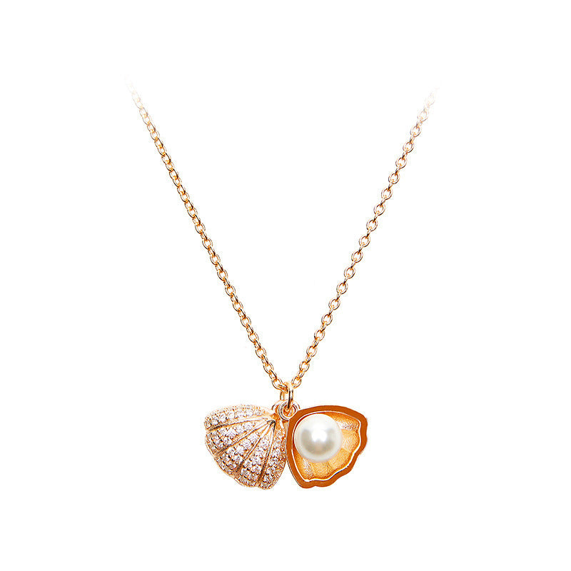 Collana da Donna con Ciondolo a Conchiglia a Ventaglio in Acciaio al Titanio, con Intarsi di Strass e Finitura Placcata