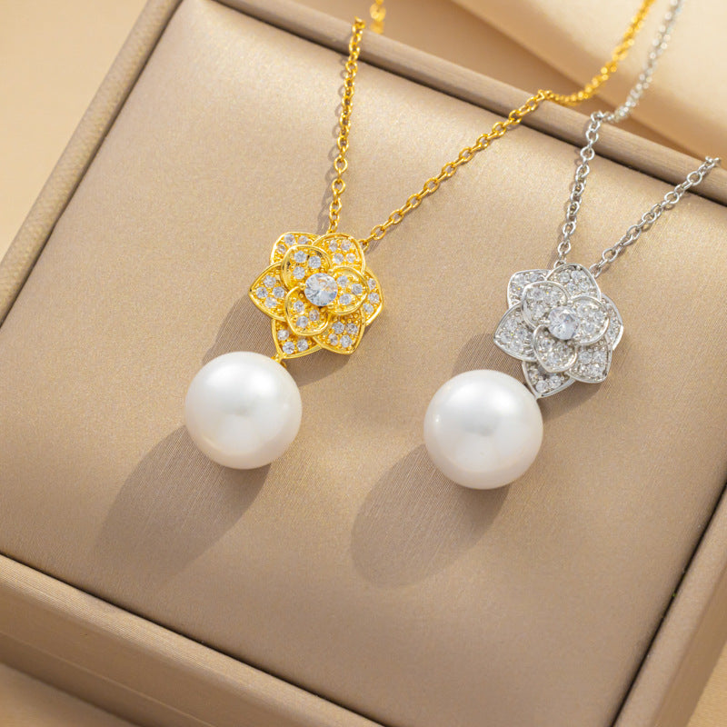 Collana pendente con rosa floreale minimalista in acciaio al titanio con intarsio di strass e finitura galvanica per donna