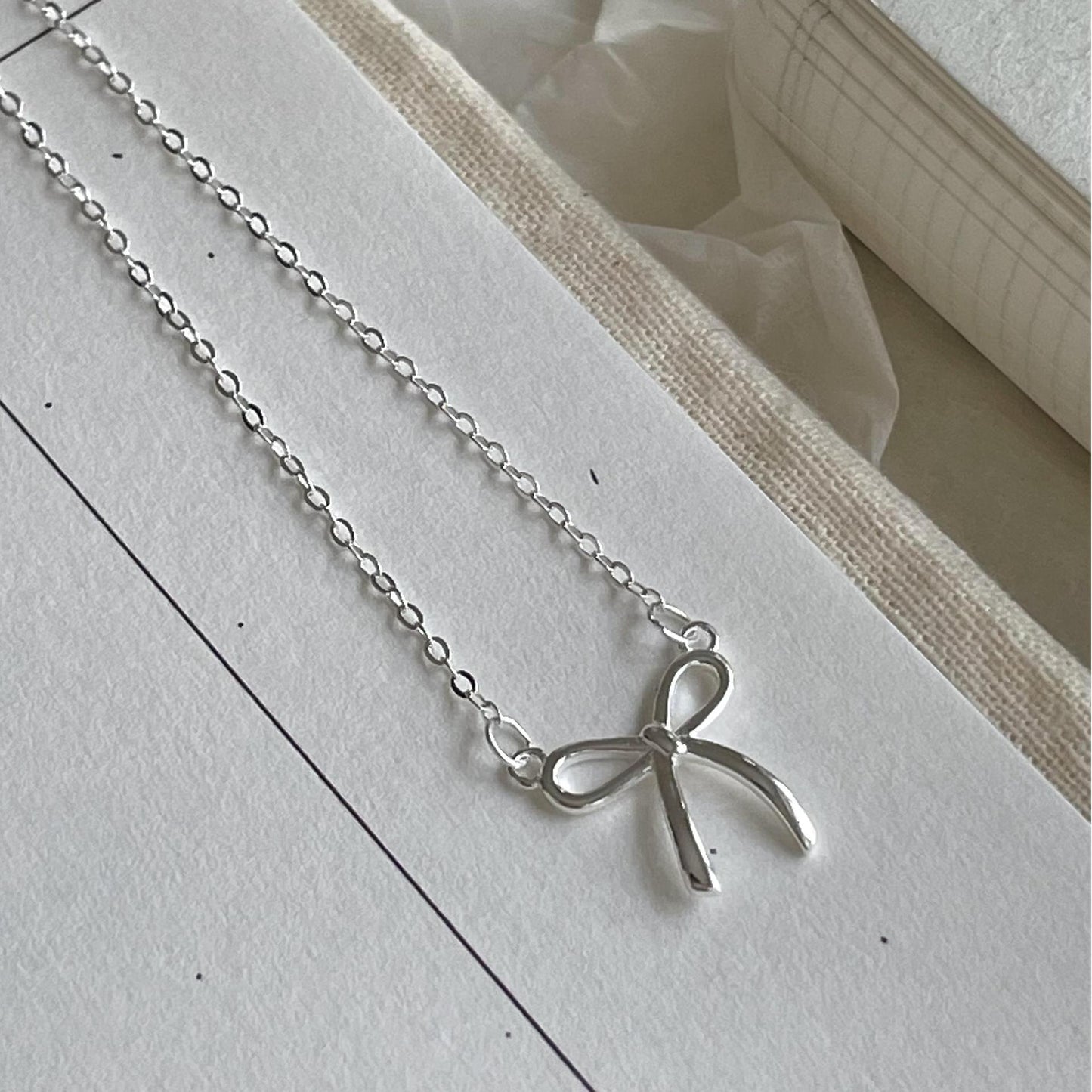 Collar Minimalista con Forma de Lazo de Plata de Ley 925 con Cadena de Cruz para Mujer