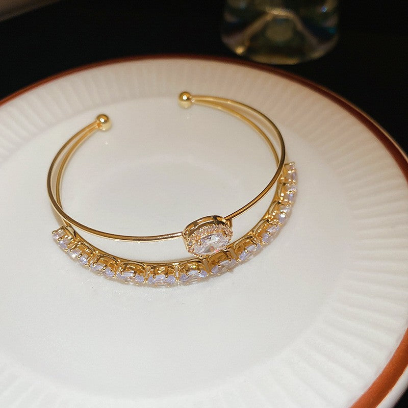 Pulsera tipo brazalete de aleación de cobre bañada en oro de lujo con incrustaciones de diamantes de imitación para mujer