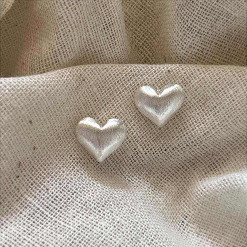 Pendientes minimalistas de plata de ley 925 con forma de corazón, acabado cepillado y acento geométrico