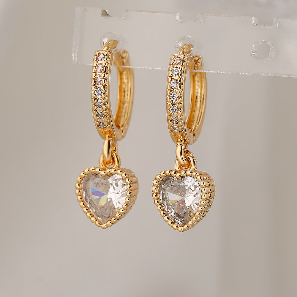 Orecchini da donna minimalisti a forma di cuore in rame placcato oro con zirconi per un look elegante e sofisticato