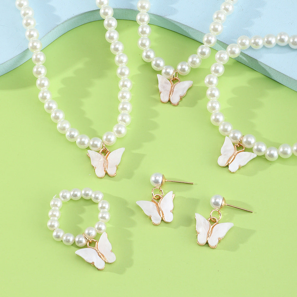 Set di collana minimalista con perle a farfalla per bambini con orecchini, bracciale e anello con catena di perline tonde