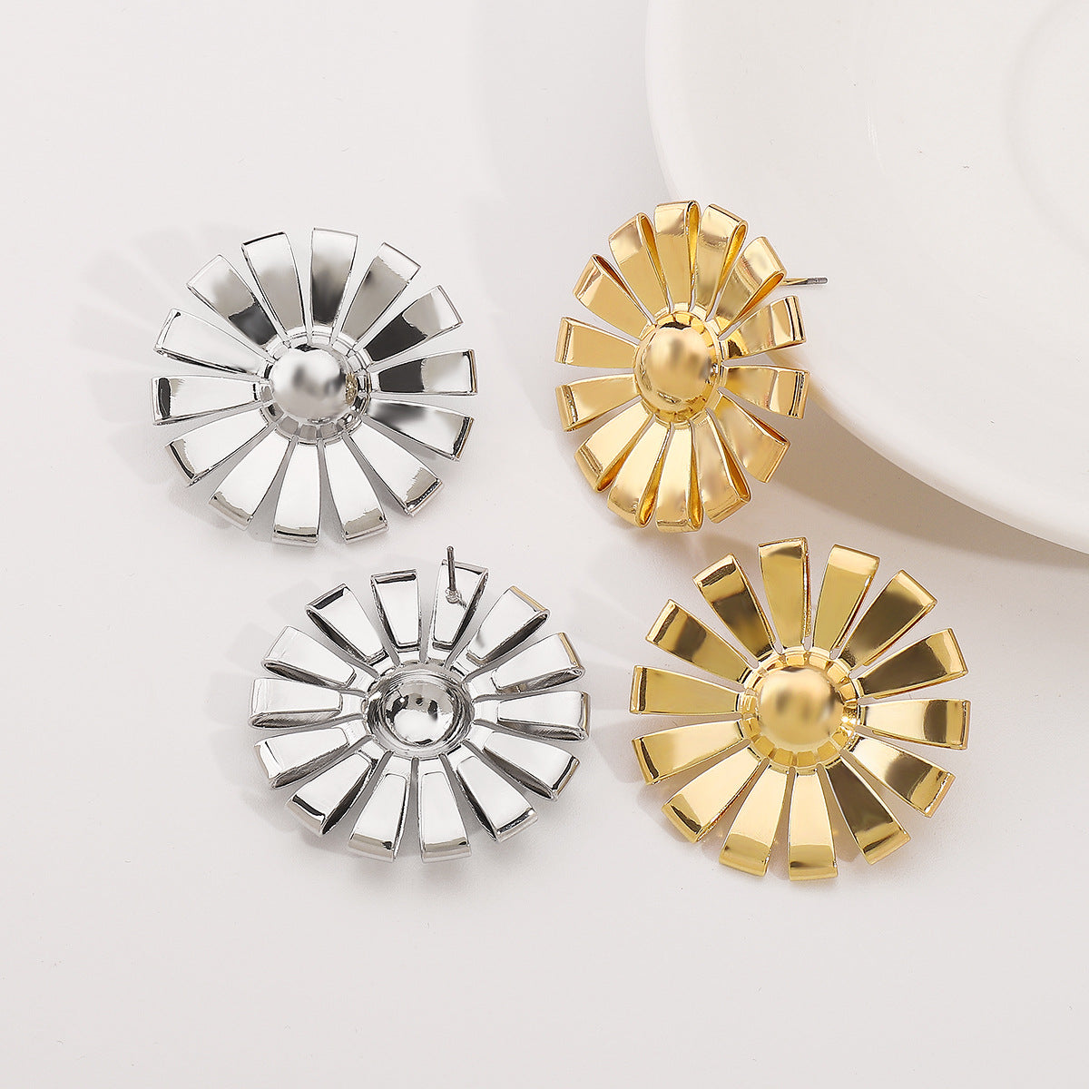 Orecchini da donna vintage floreali e geometrici a girasole in ferro con finitura galvanizzata