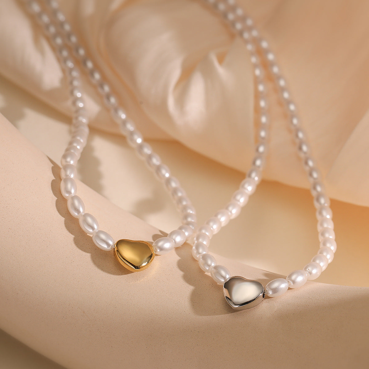 Collar Minimalista de Perlas de Acero Inoxidable con Baño de Oro de 18K en Forma de Corazón para Mujer con Delicado Diseño de Clavícula