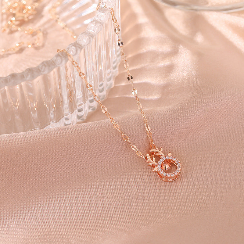 Collana Minimalista con Pendente a Forma di Cervo da Donna in Acciaio al Titanio Placcato Oro su Catena a O