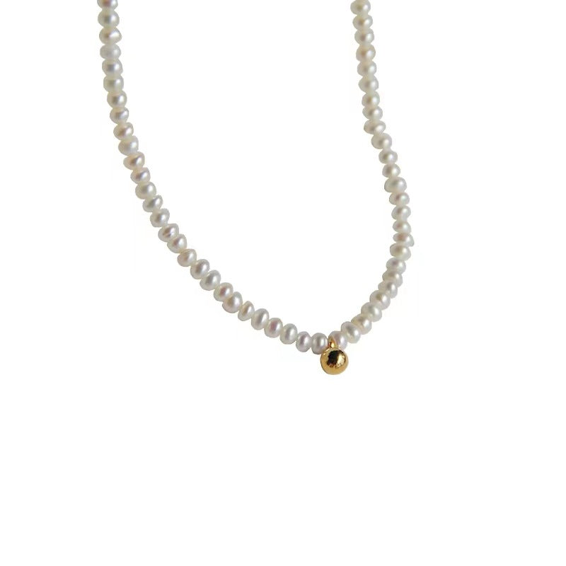 Elegante collar de clavícula de perlas barrocas para mujer con colgante de nácar, acabado chapado, cadena tipo O, textura ligera al agua, longitud corta