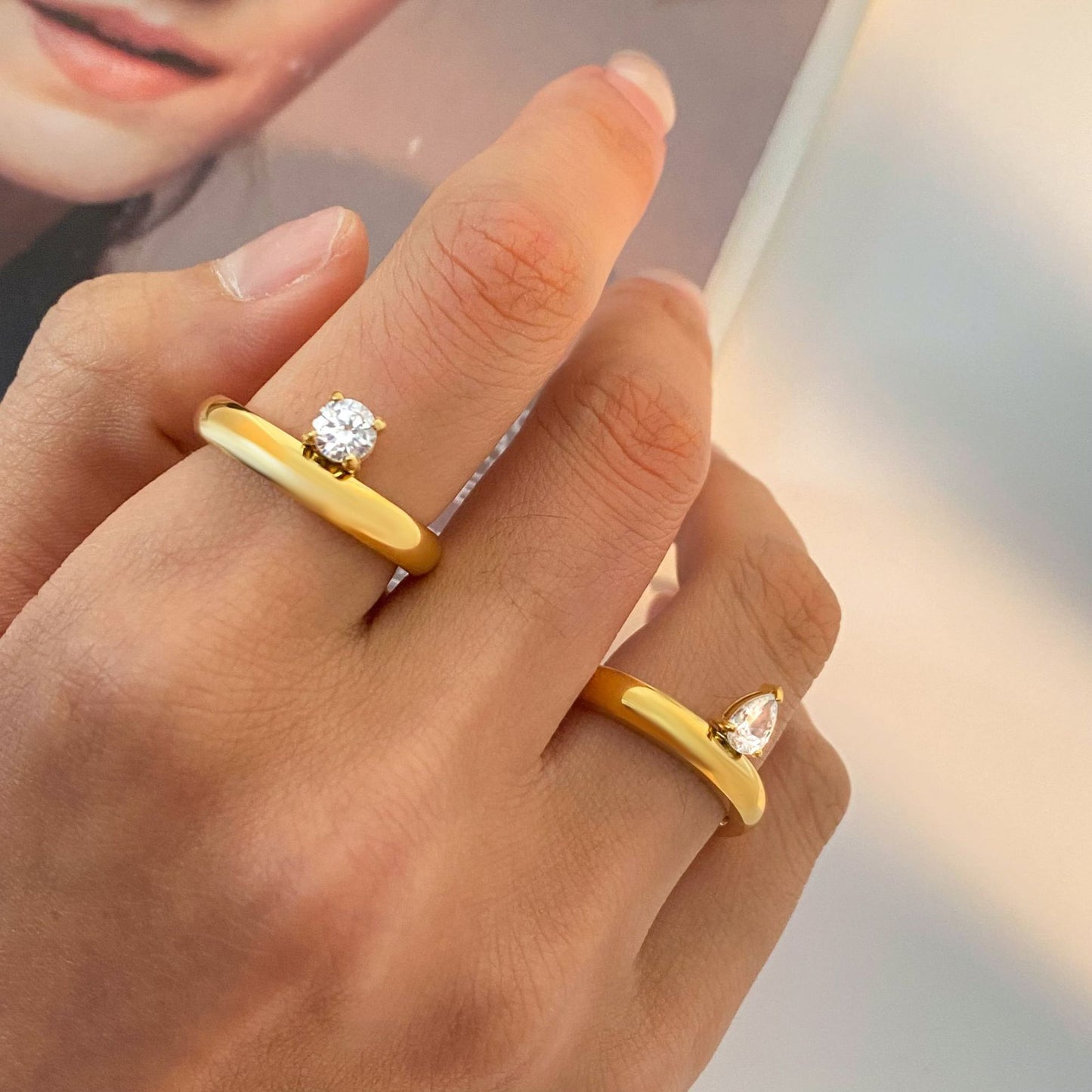 Elegante Anillo Geométrico de Acero Inoxidable con Circonita Cúbica y Triángulo para Mujer