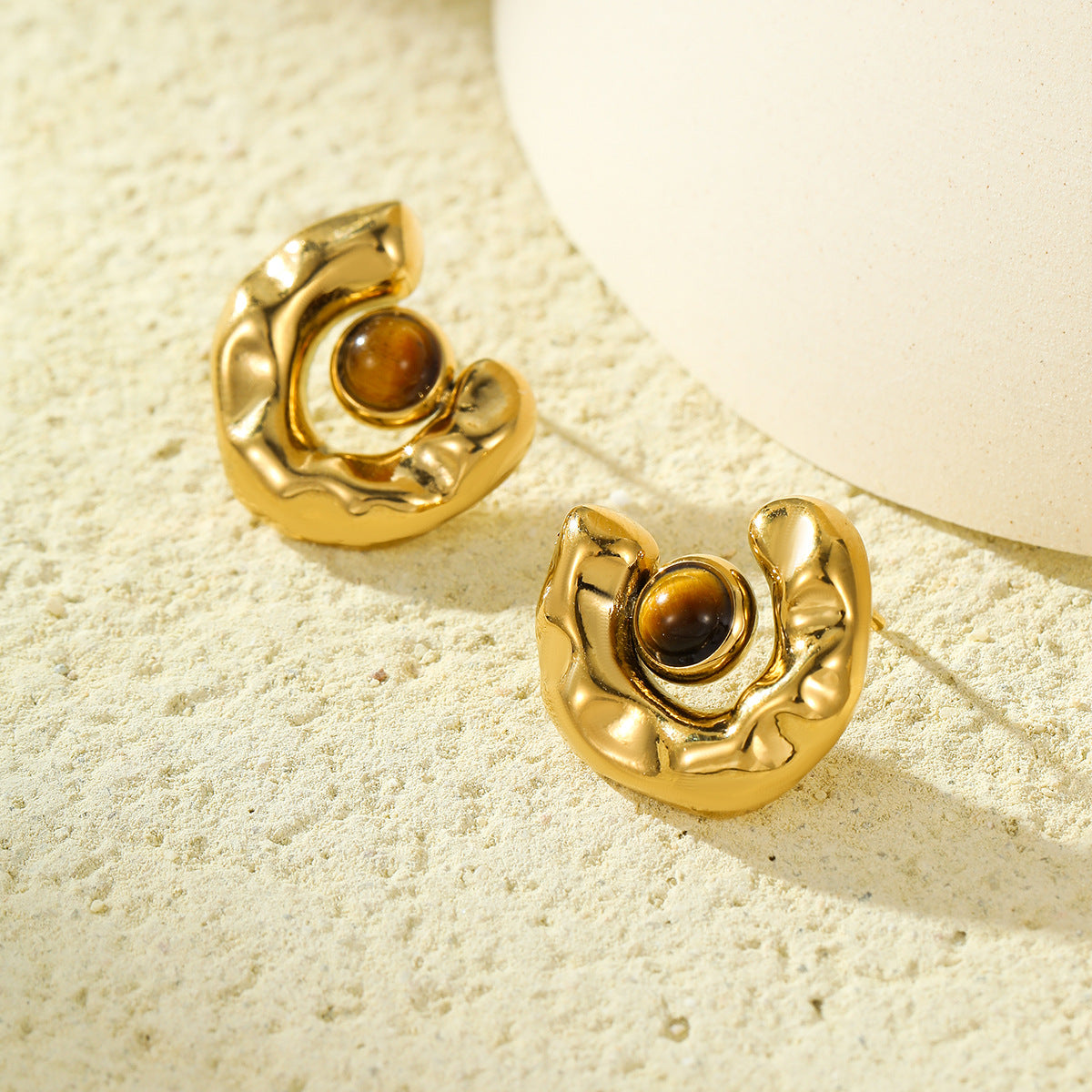 Pendientes de tuerca de acero de titanio en forma de C de estilo vintage con incrustaciones de piedra natural ojo de tigre y chapado en oro de 18 quilates