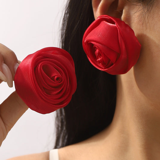 Pendientes de botón de rosa en 3D de estilo floral dulce y fresco con tela de organza y artesanía tejida a mano para mujer