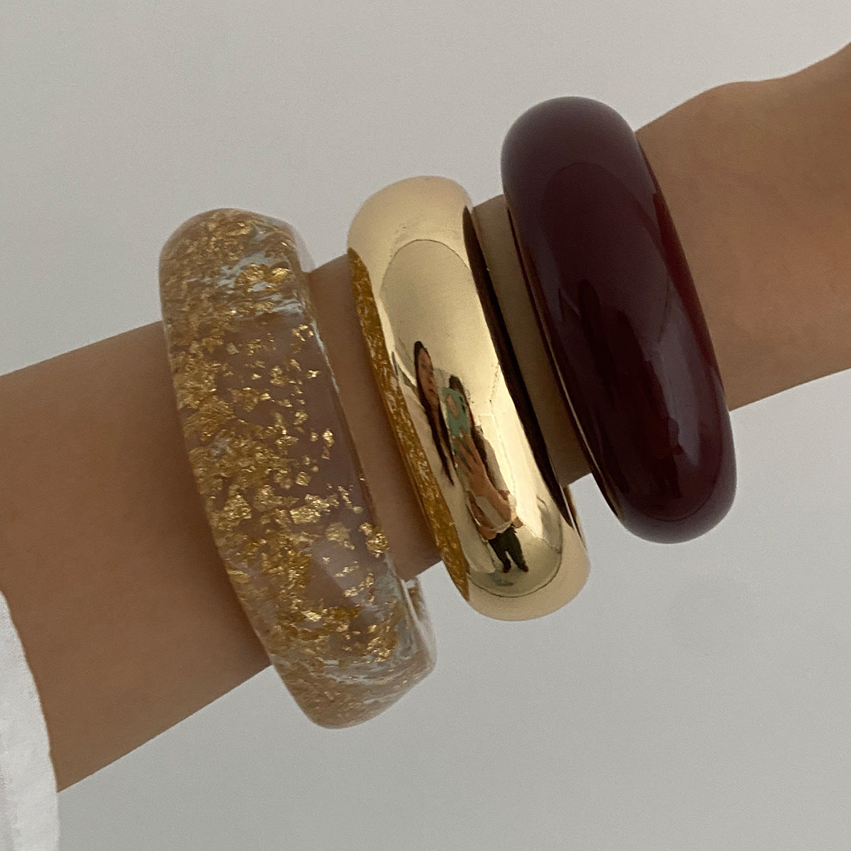 Bracciale minimale in acrilico a C con effetto Ombré a lamina d'oro e finitura placcata da donna