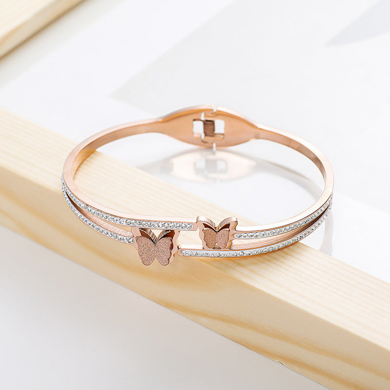 Bracciale a Farfalla Minimalista in Acciaio al Titanio, con Design Traforato e Finitura Placcata, da Donna