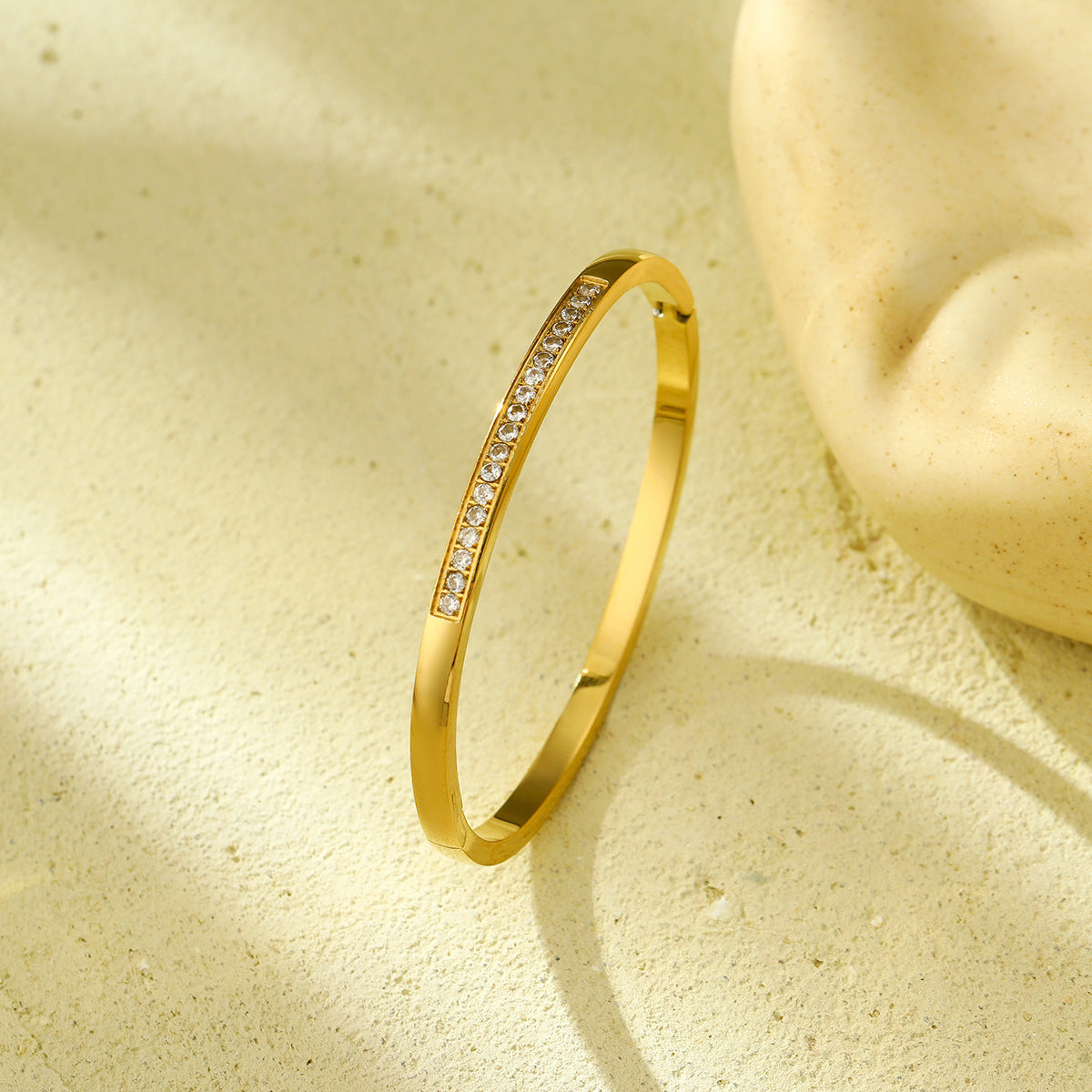 Pulsera de acero titanio de estilo vintage con acabado pulido y patrón circular texturizado para mujer