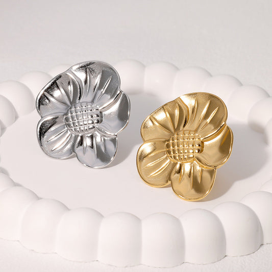 Elegant Vintage-Inspired Floral Statement Index Finger Ring in Gold-Plated Stainless Steel for Women