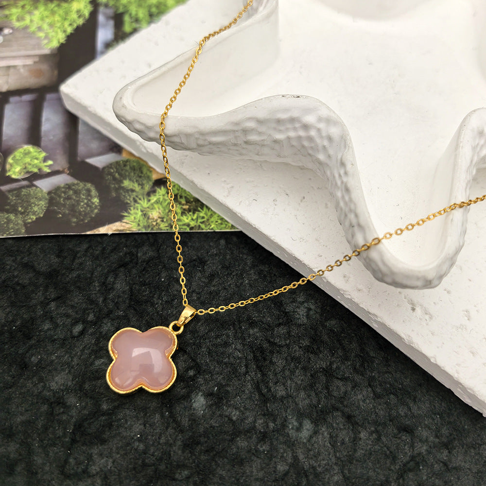 Collana pendente floreale a cinque petali minimalista in acciaio al titanio con intarsio di strass e ciondolo in rame placcato oro su catena a maglie ovali
