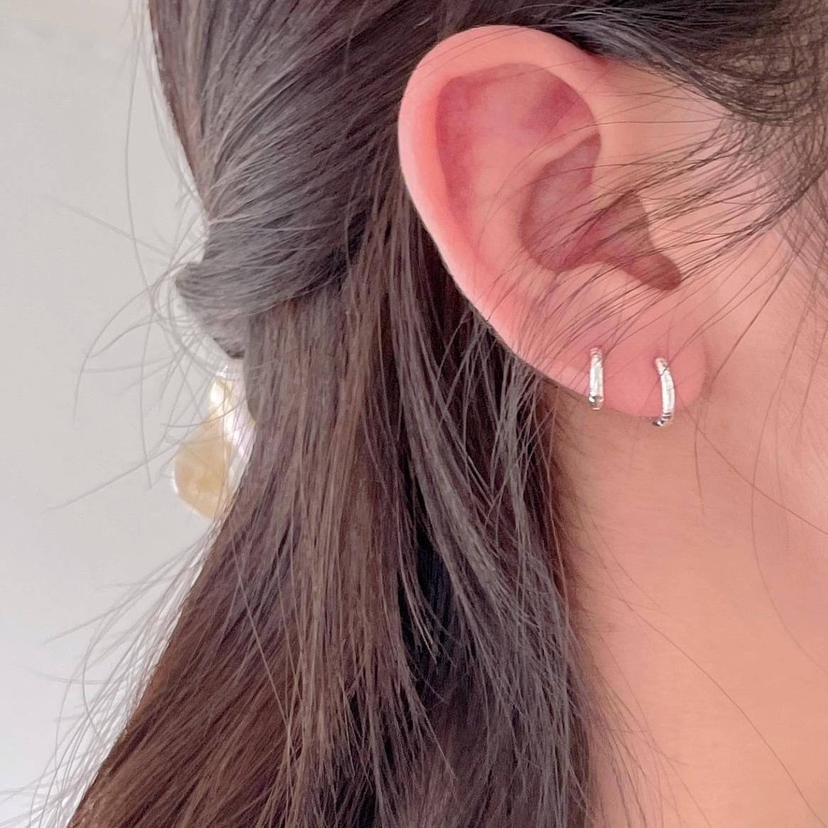 Pendientes Minimalistas con Forma de Letra de Plata de Ley 925 con Detalles de Perlas para Mujer
