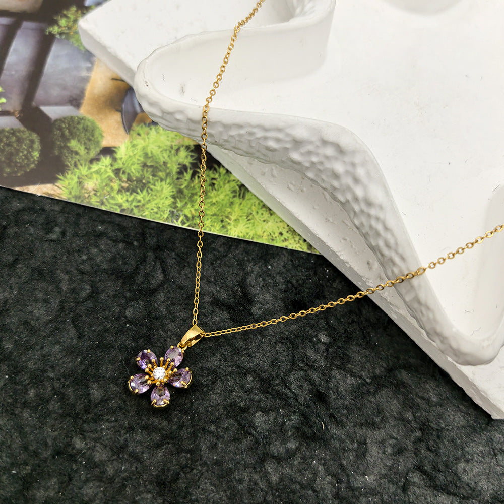Collana pendente floreale a cinque petali minimalista in acciaio al titanio con intarsio di strass e ciondolo in rame placcato oro su catena a maglie ovali