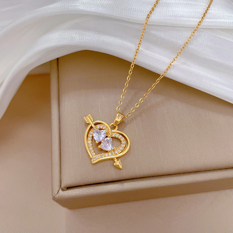 Collana in Acciaio al Titanio con Intarsi in Strass Geometrici a Cuore Dolce Minimalista di Lusso da Donna