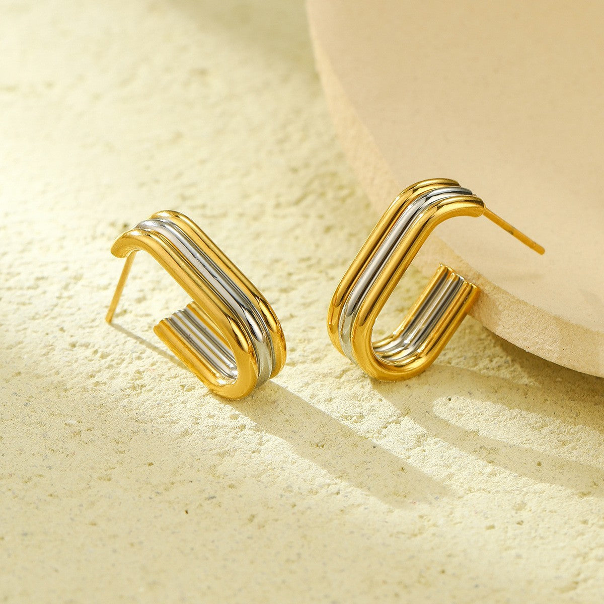 Orecchini a perno da donna in acciaio inossidabile placcato oro 18 carati con design geometrico minimalista a forma di C