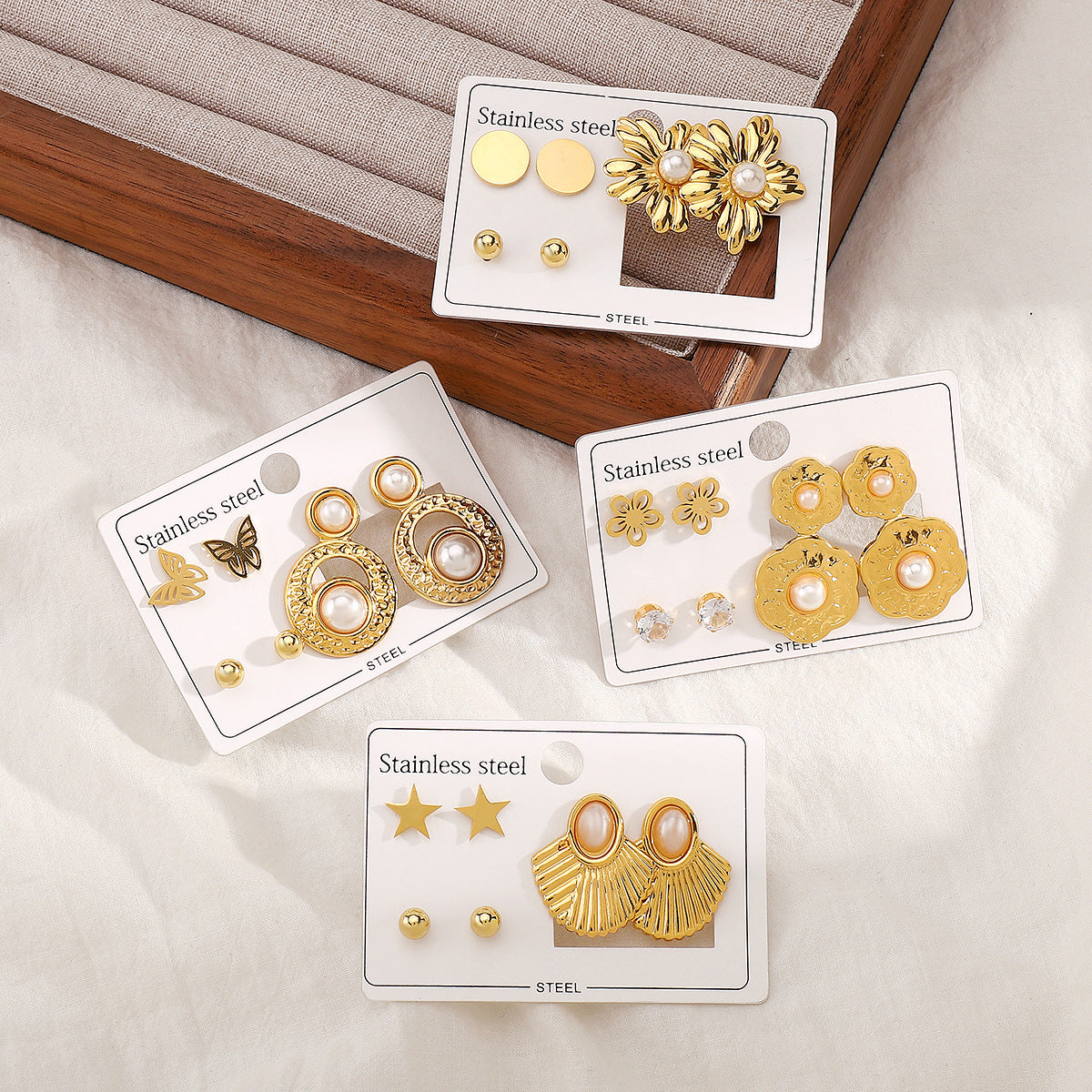 Aretes de Acero Inoxidable con Diseño Geométrico de Estrella Floral y Detalles de Perlas para Mujer