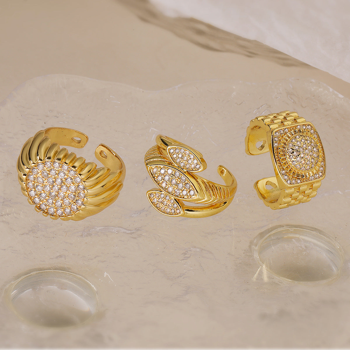 Anello Minimalista Geometrico Regolabile in Rame con Placcatura in Oro 18K e Accenti di Zirconi per Donna