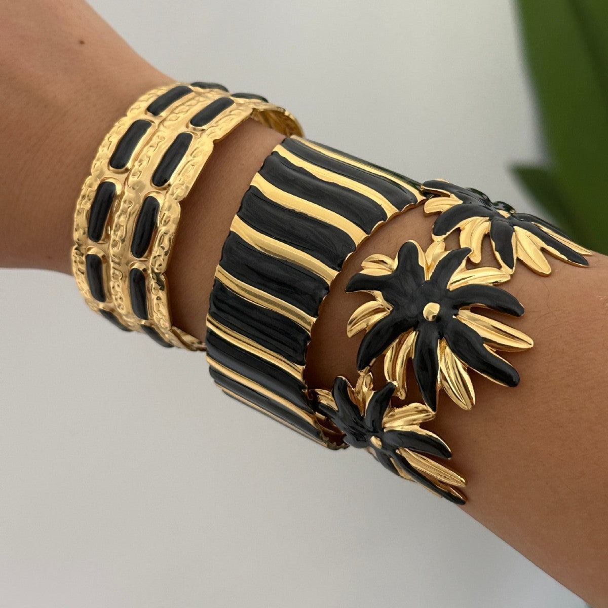 Elegant Gold Plated Starfish Pattern Stainless Steel Open Cuff Bracelet