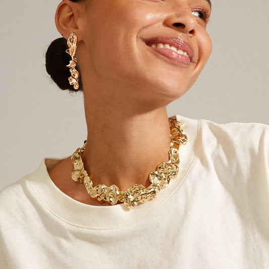 Collana Girocollo Irregolare Geometrica in Metallo Lavato per Donna con Texture a Pieghe Liquide e Catena Artigianale