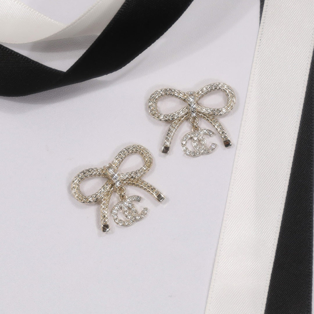 Elegant Luxury Rhinestone Bow Brooch with Snake Chain for Women