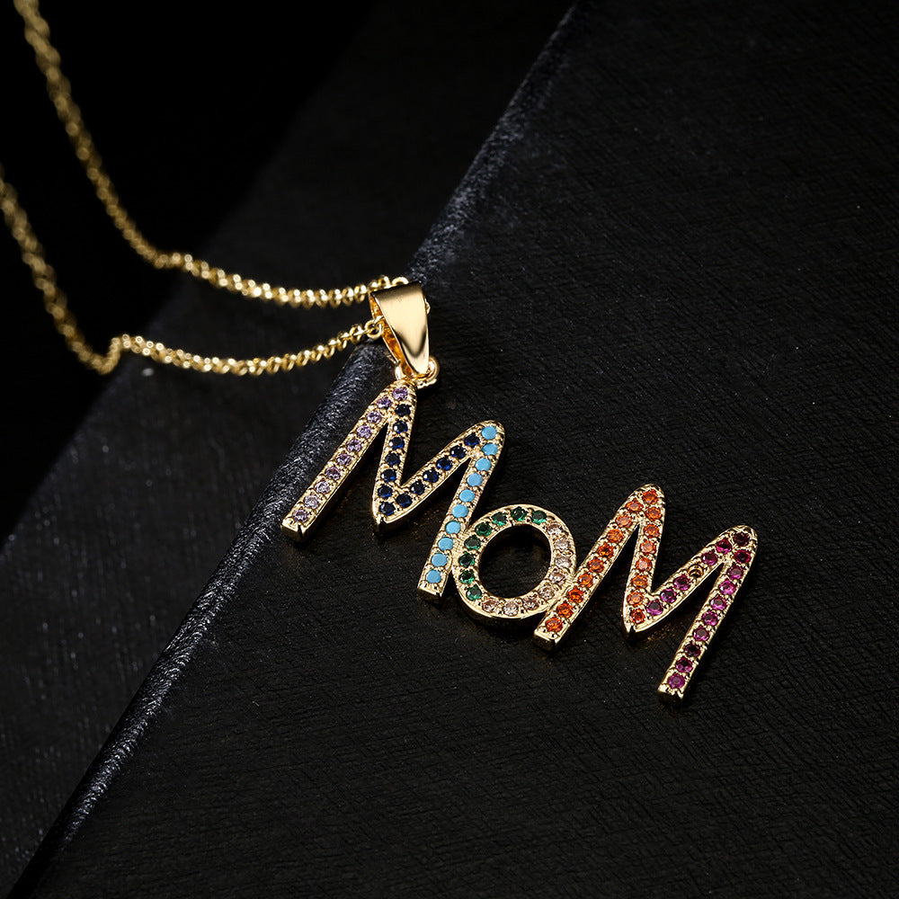 Collana con Pendente Geometrico Minimalista "MOM" da Donna in Rame Placcato Oro 18K con Zirconi Micro-Pavé