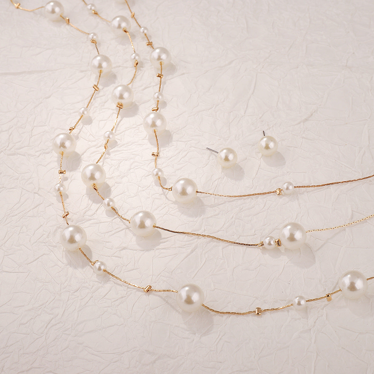 Elegante Collana a Strati di Perle per Donna d'Ispirazione Francese, Minimalista, con Pendente Geometrico e Finitura Galvanizzata