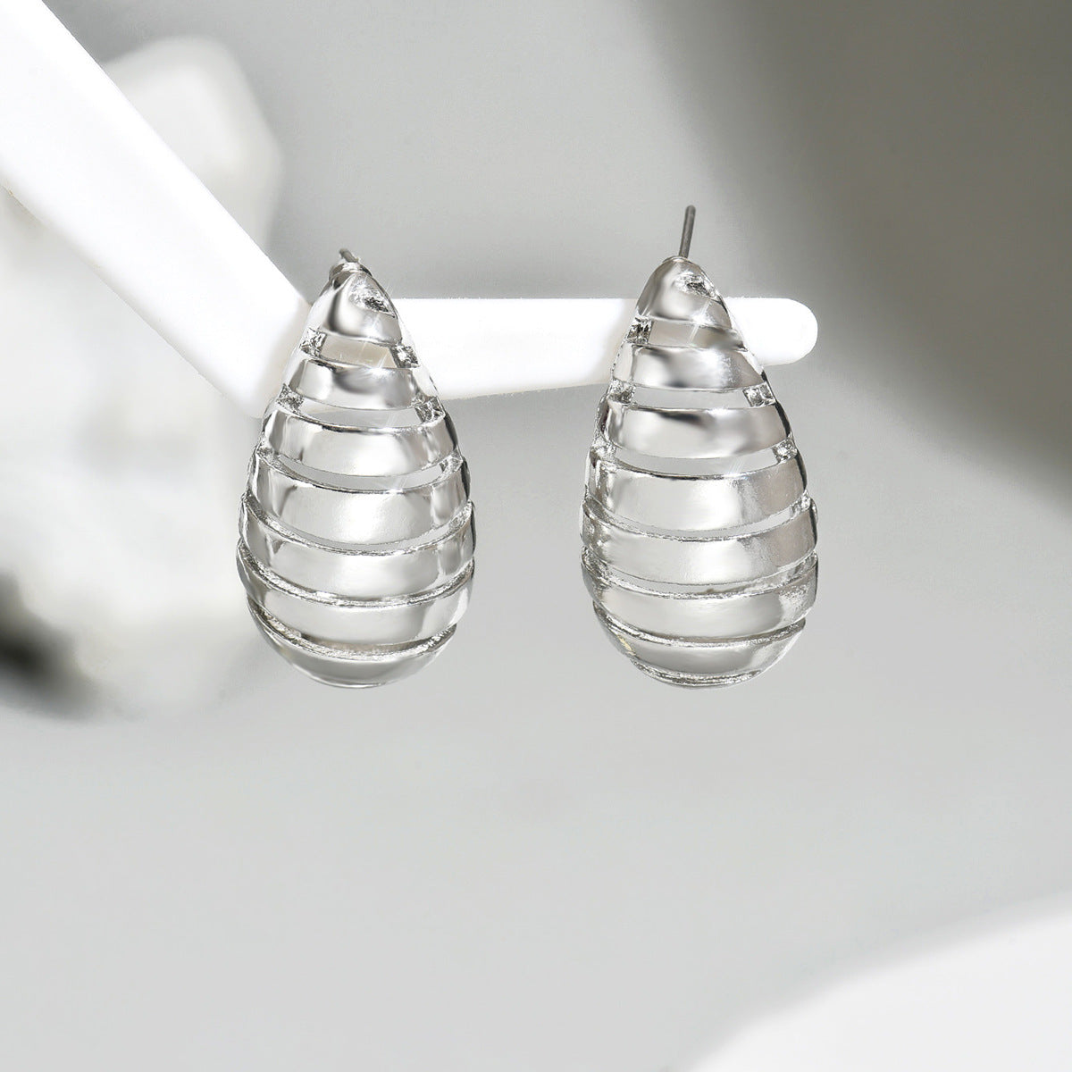 Pendientes geométricos de lágrima para mujer, de aleación de zinc galvanizada, estilo aro con diseño hueco y estética minimalista elevada